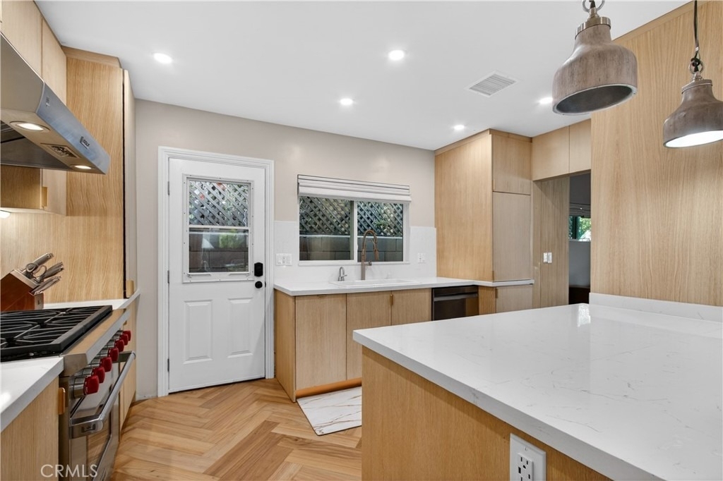 225 Iris Avenue - Photo 11