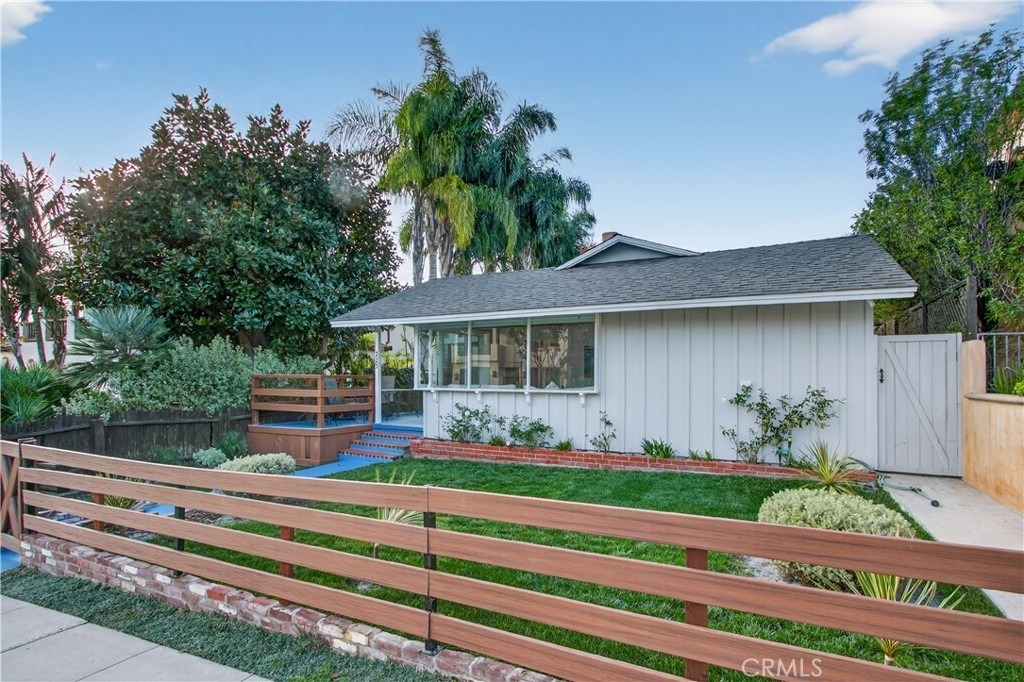 225 Iris Avenue - Photo 4