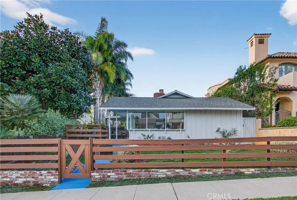 225 Iris Avenue - Photo 3