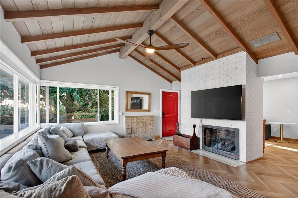 225 Iris Avenue - Photo 6