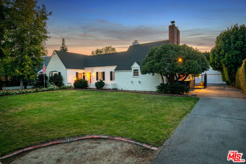 4649 Sancola Avenue - Photo 2