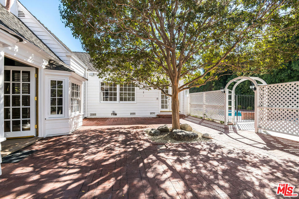 4649 Sancola Avenue - Photo 37