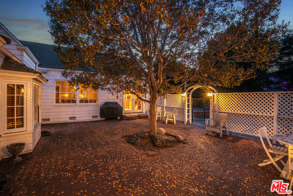 4649 Sancola Avenue - Photo 7