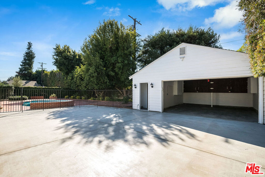 4649 Sancola Avenue - Photo 39