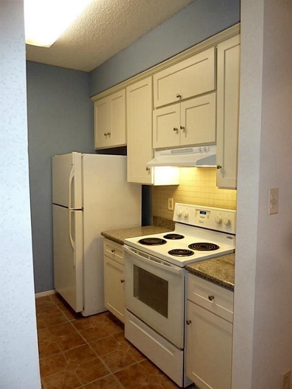 7900 N Stadium Drive - Photo 0