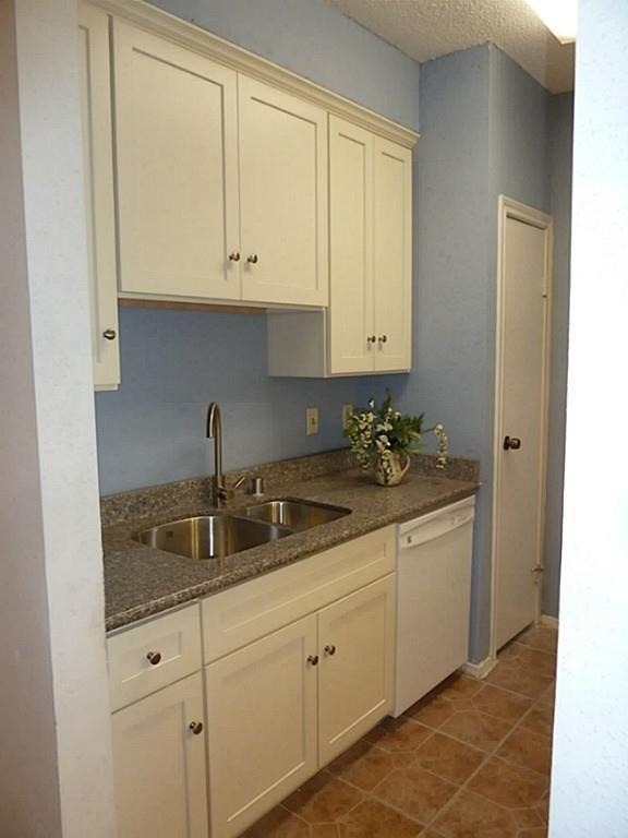 7900 N Stadium Drive - Photo 1