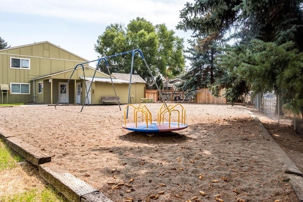 319 Sw G St - Photo 3