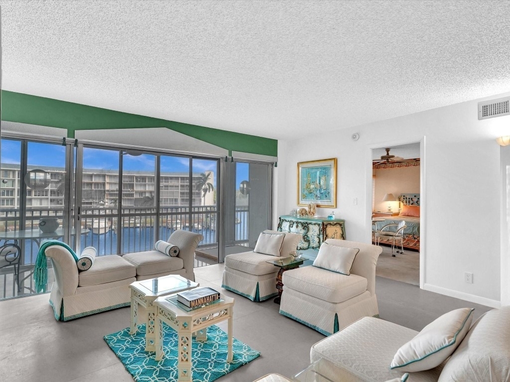 1537 E Hillsboro Boulevard - Photo 18