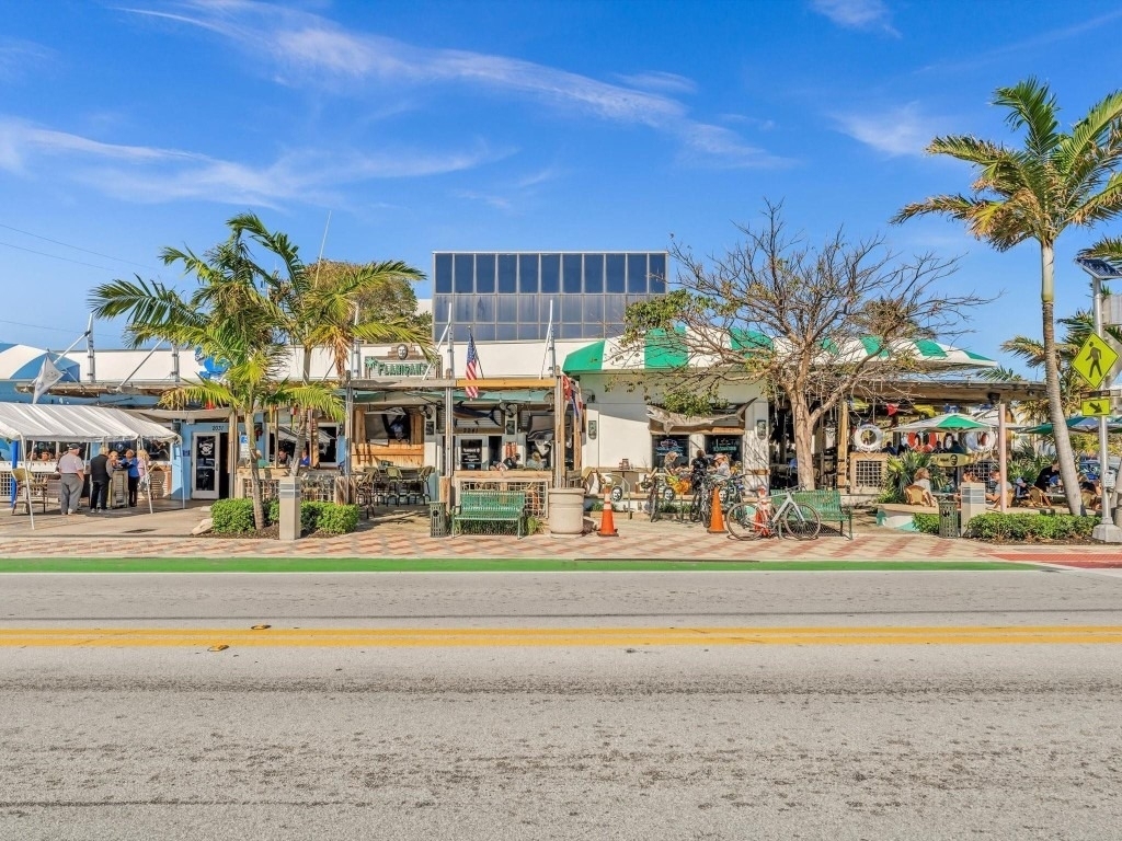 1537 E Hillsboro Boulevard - Photo 47
