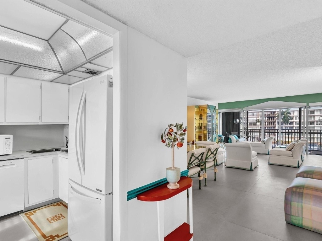 1537 E Hillsboro Boulevard - Photo 3