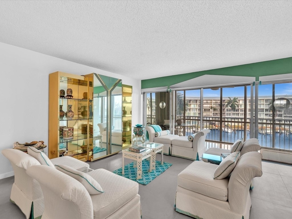 1537 E Hillsboro Boulevard - Photo 15