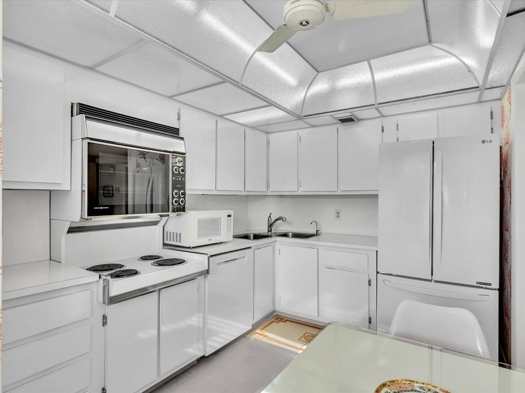 1537 E Hillsboro Boulevard - Photo 8
