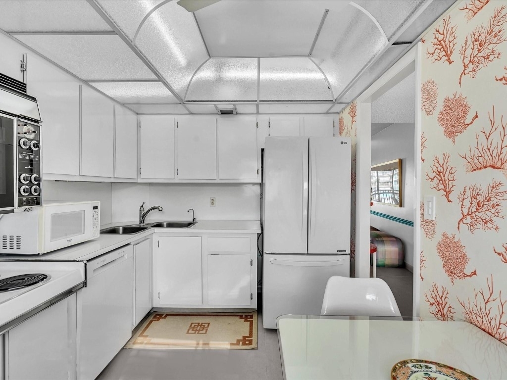 1537 E Hillsboro Boulevard - Photo 9