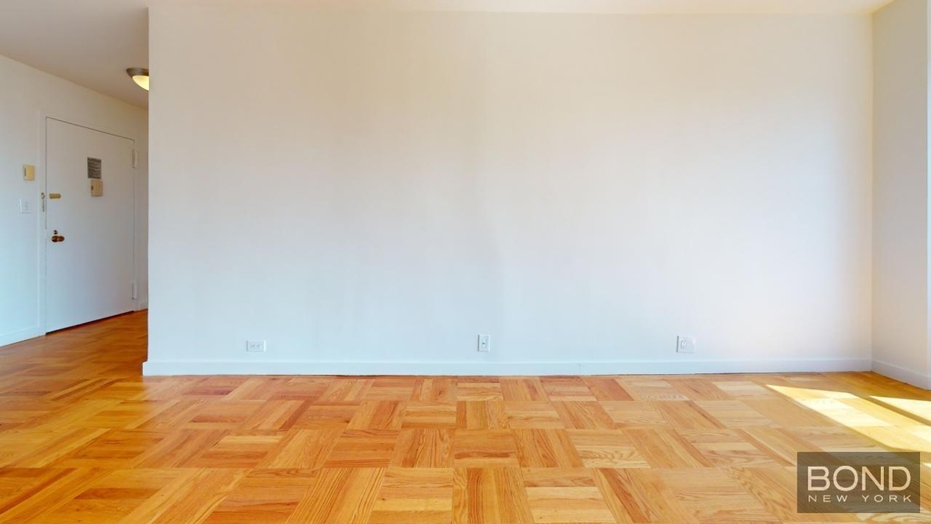 Fourth Avenue - Photo 12