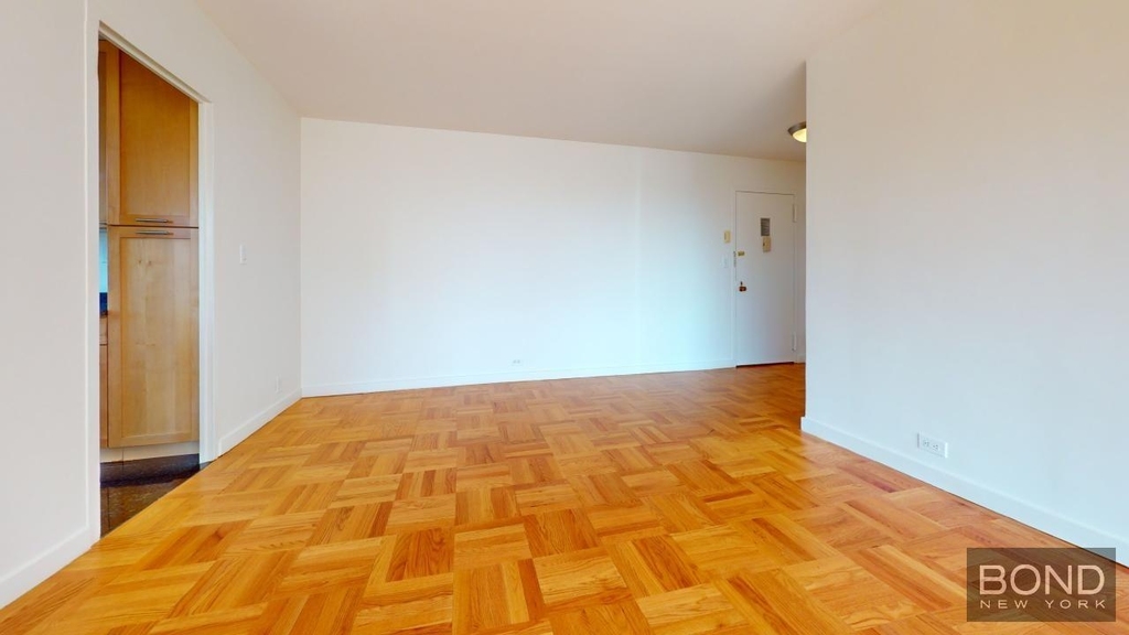 Fourth Avenue - Photo 1