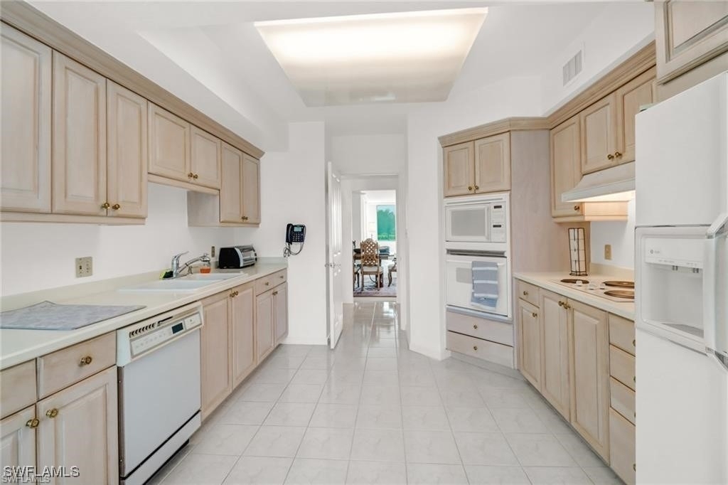 7515 Pelican Bay Boulevard - Photo 9