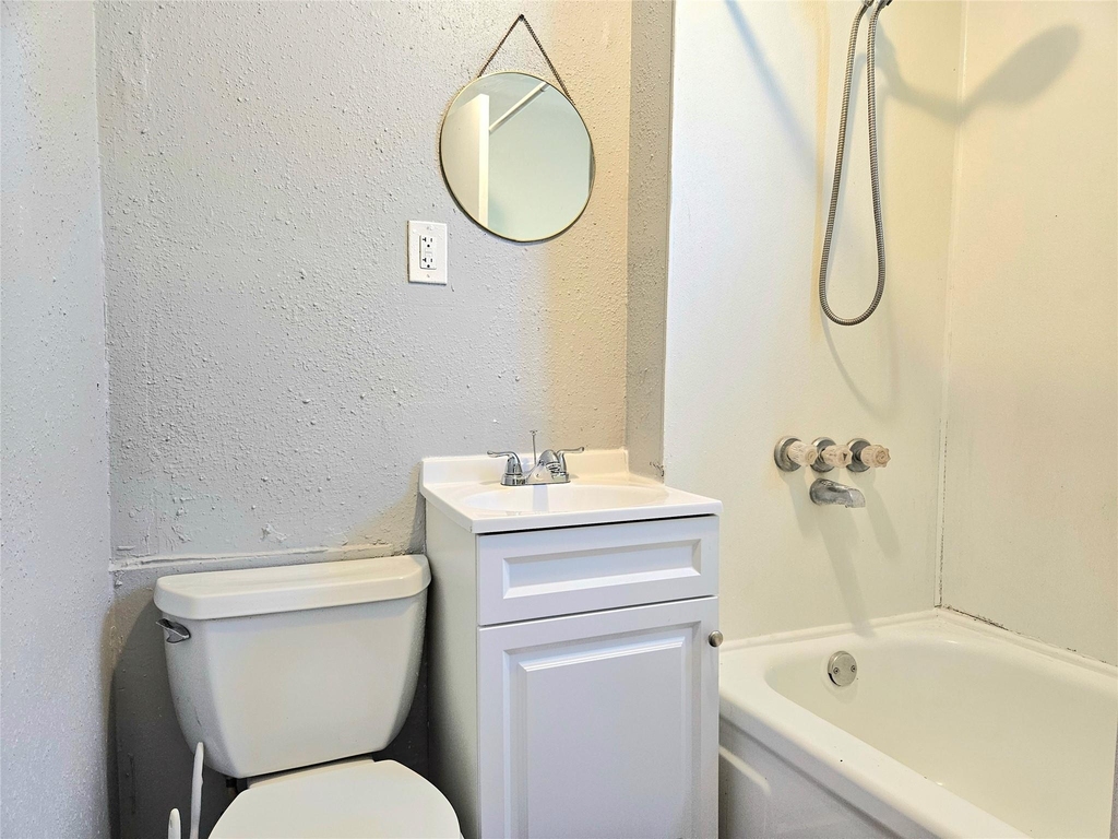 5008 Avenue S - Photo 5
