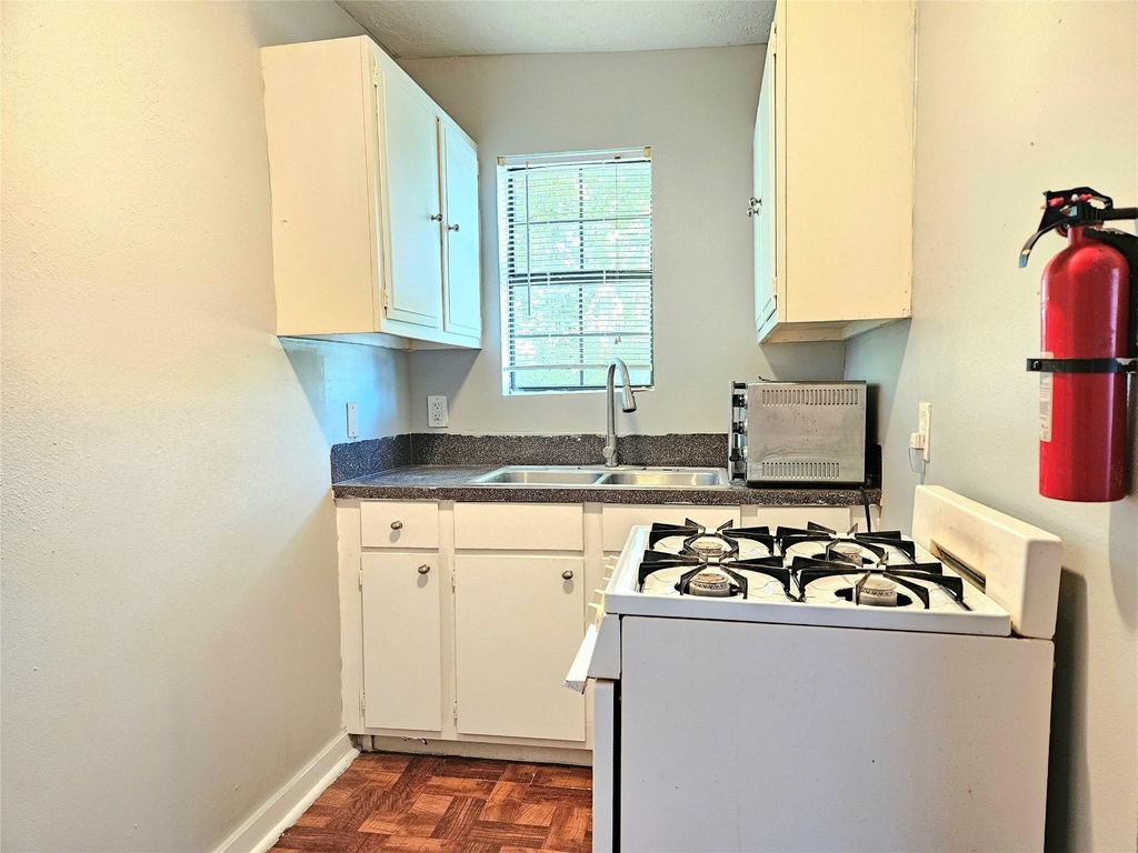 5008 Avenue S - Photo 4