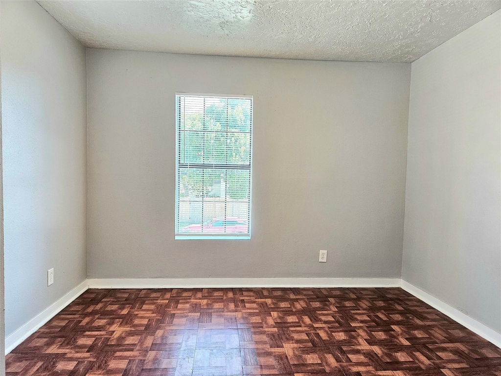 5008 Avenue S - Photo 2