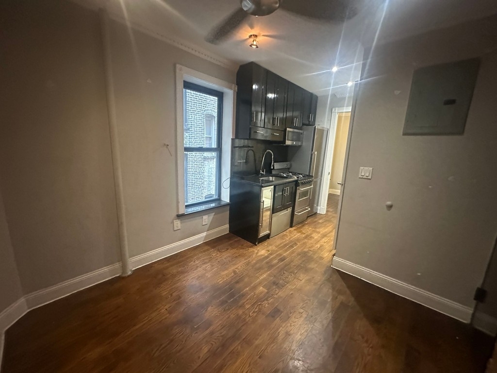 NO FEE 2BR in East Harlem - Photo 2