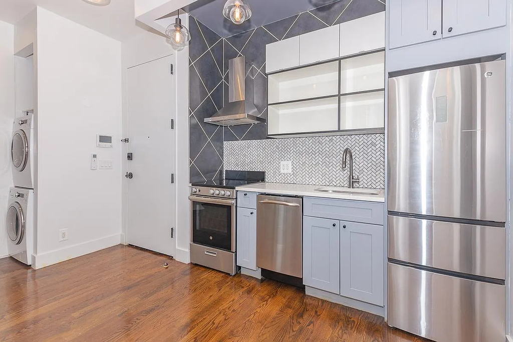 85 Graham Avenue - Photo 2