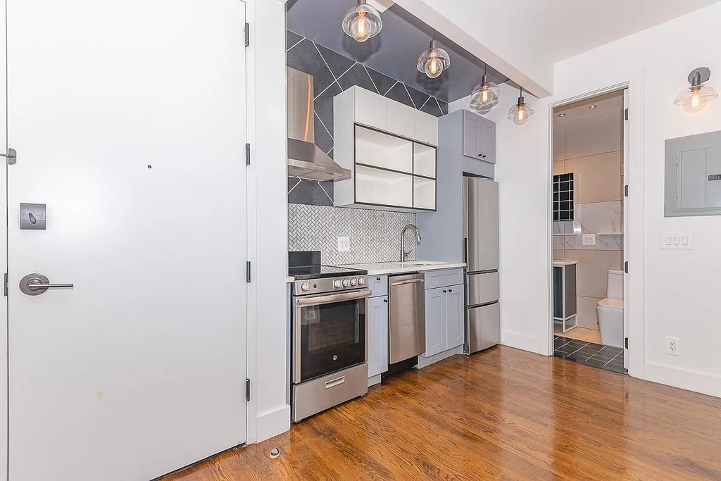 85 Graham Avenue - Photo 1