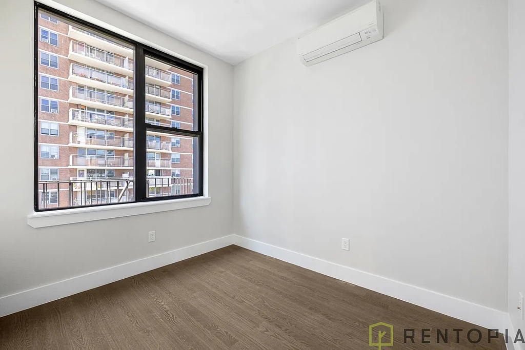 90 Manhattan Avenue - Photo 2