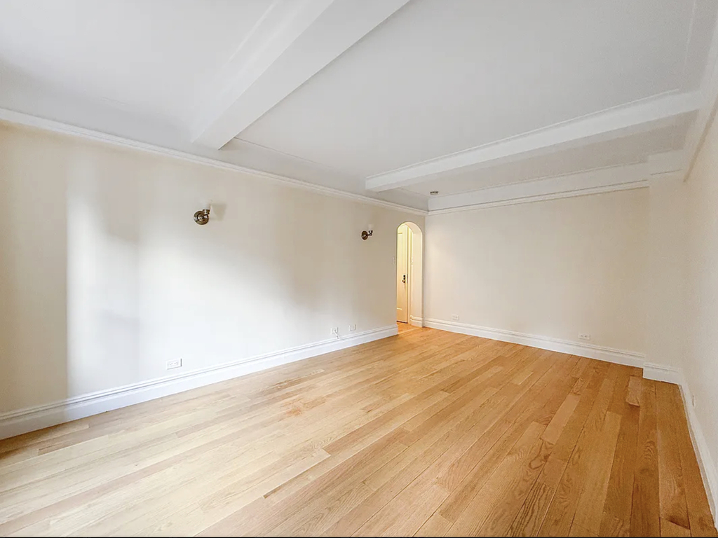 Christopher & Bleeker - Photo 1