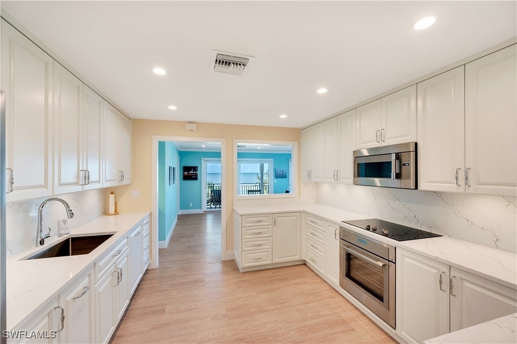 1065 Gulf Shore Boulevard N - Photo 3