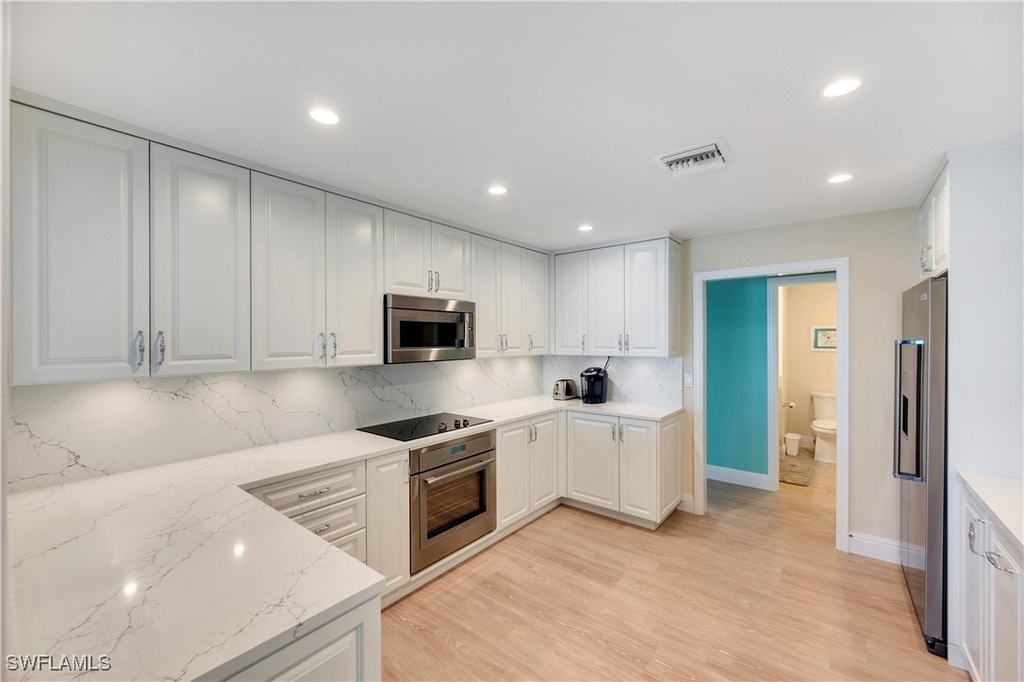 1065 Gulf Shore Boulevard N - Photo 2
