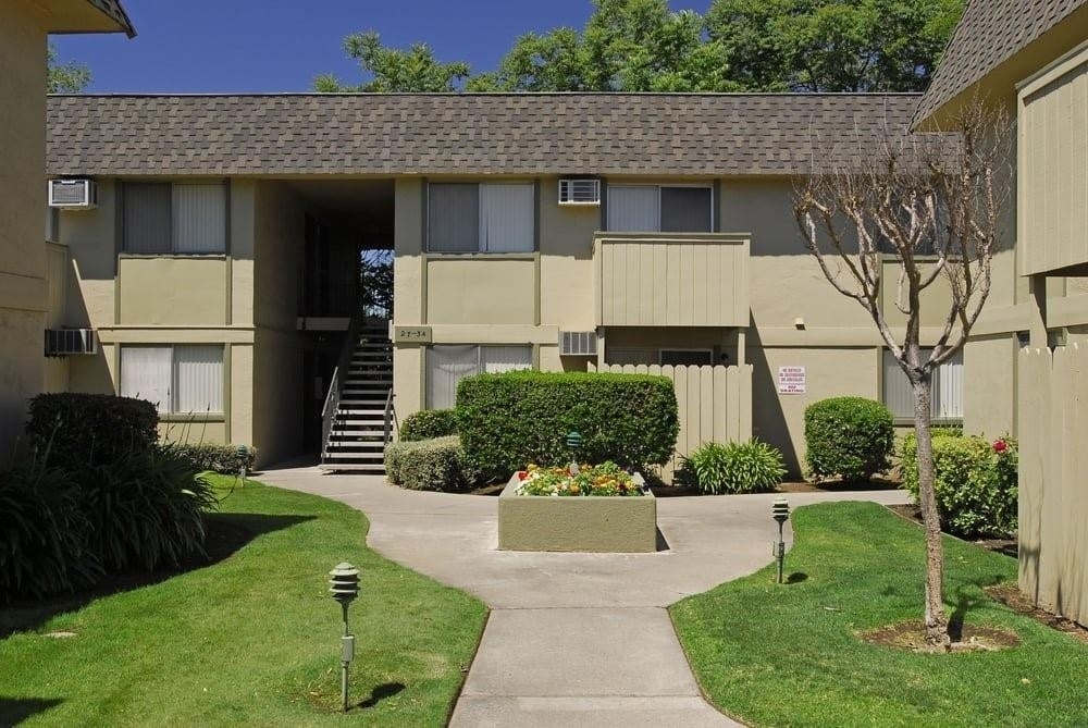 7007 Inglewood Ave - Photo 0