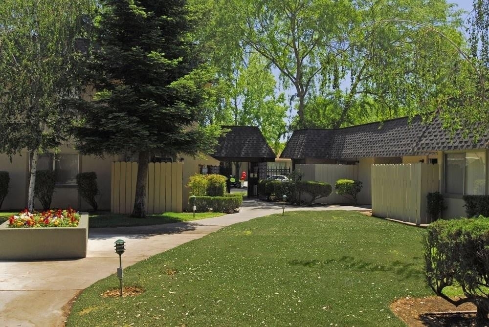 7007 Inglewood Ave - Photo 1