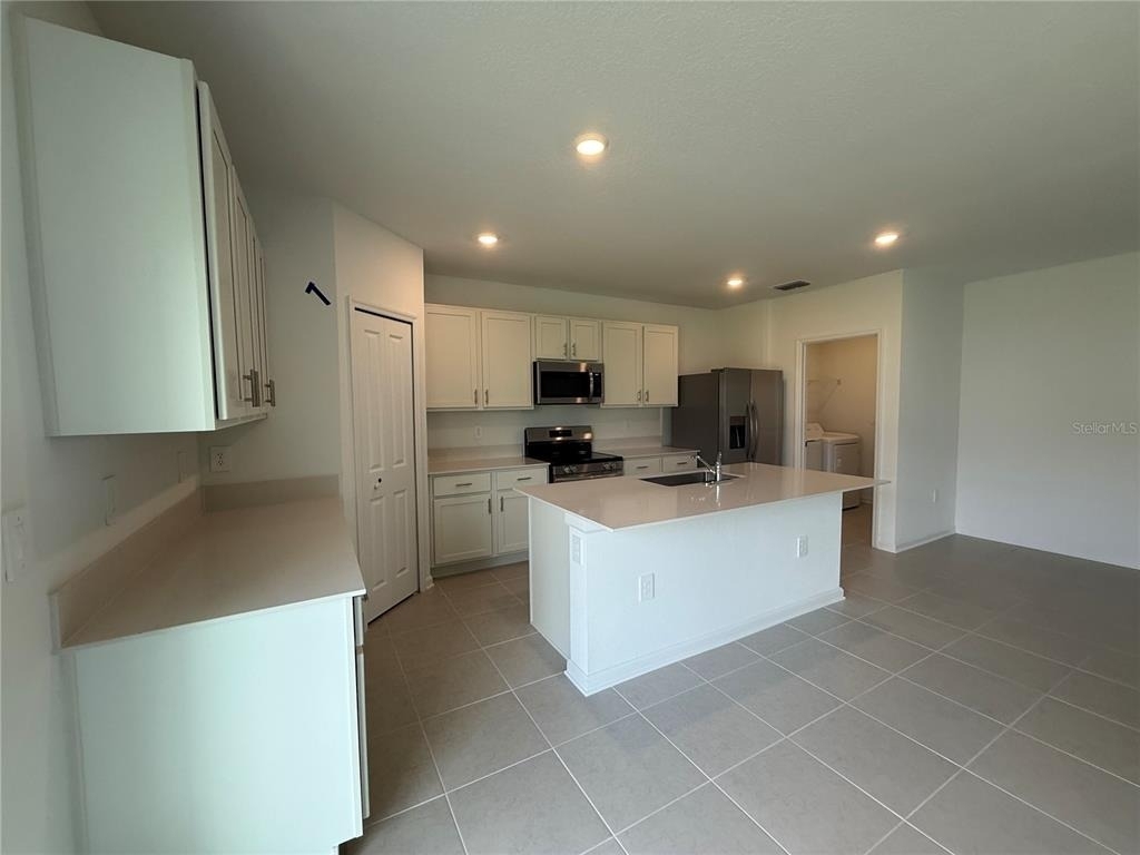 2528 Absolute Avenue - Photo 3