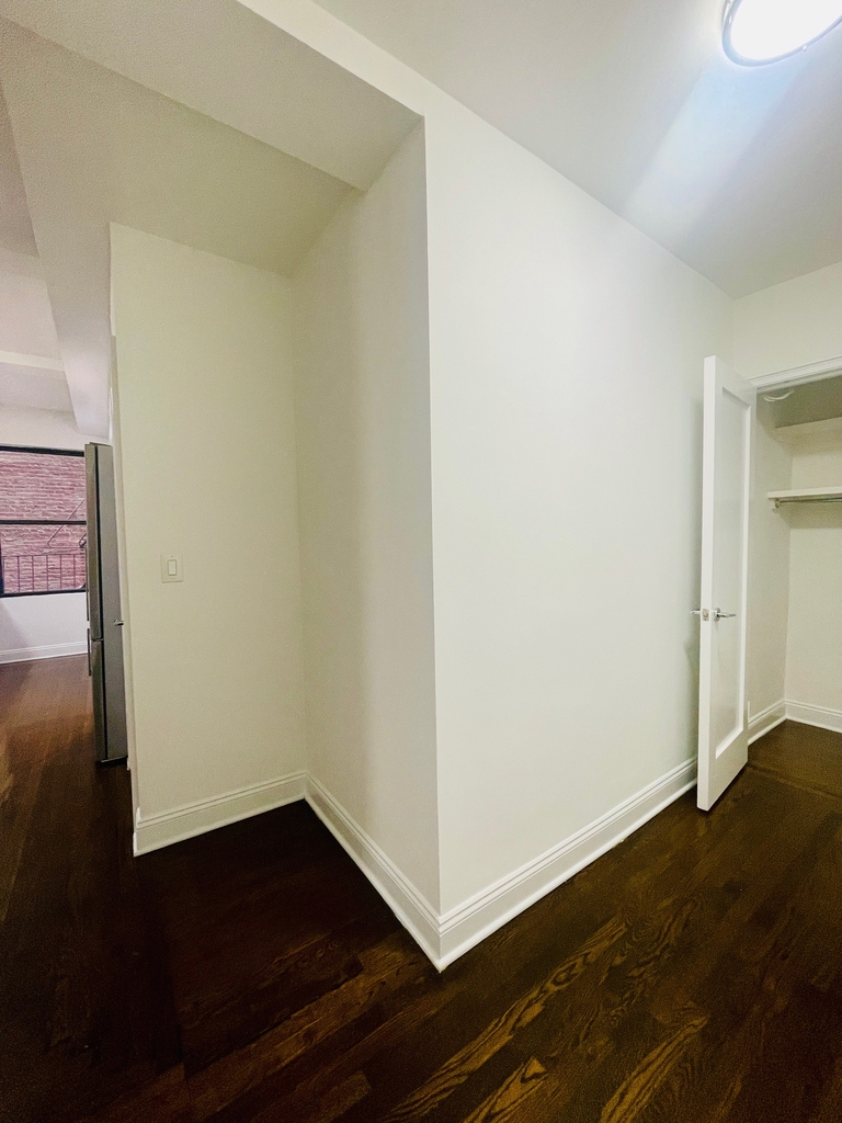140 East 46th Street - Photo 5