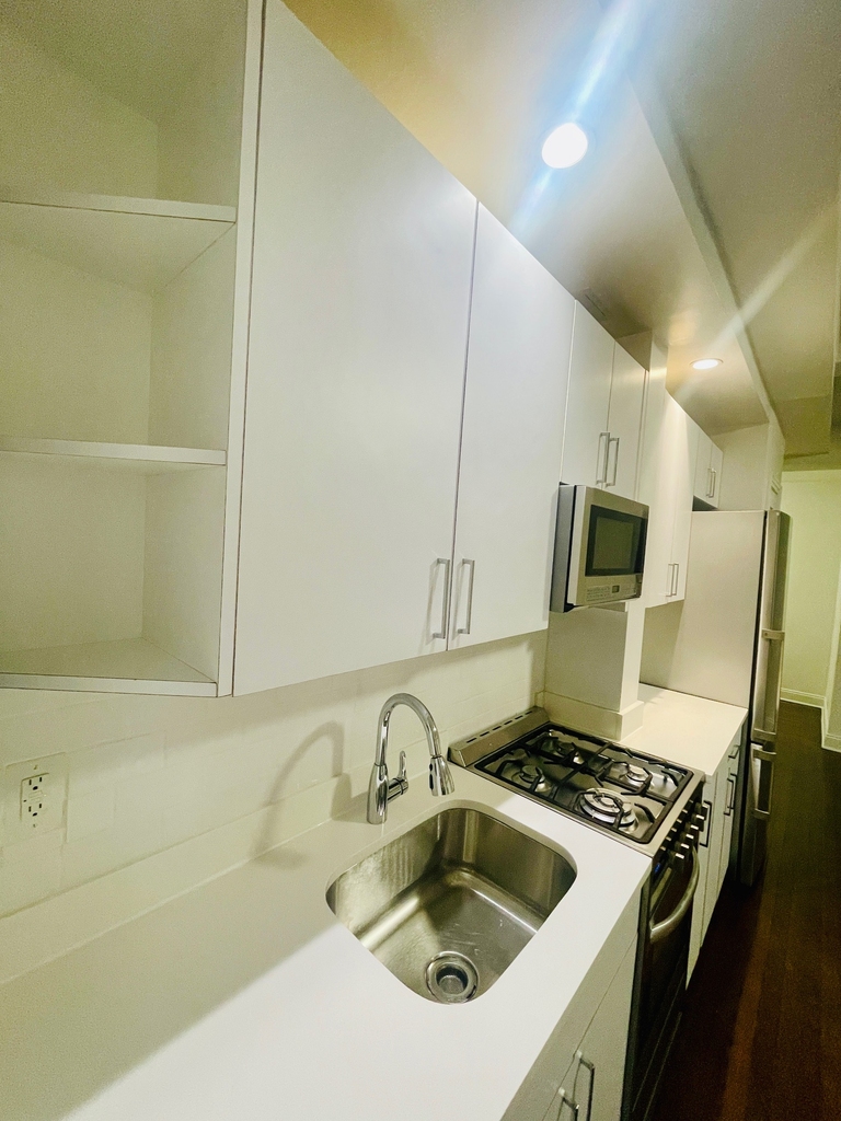 140 East 46th Street - Photo 4