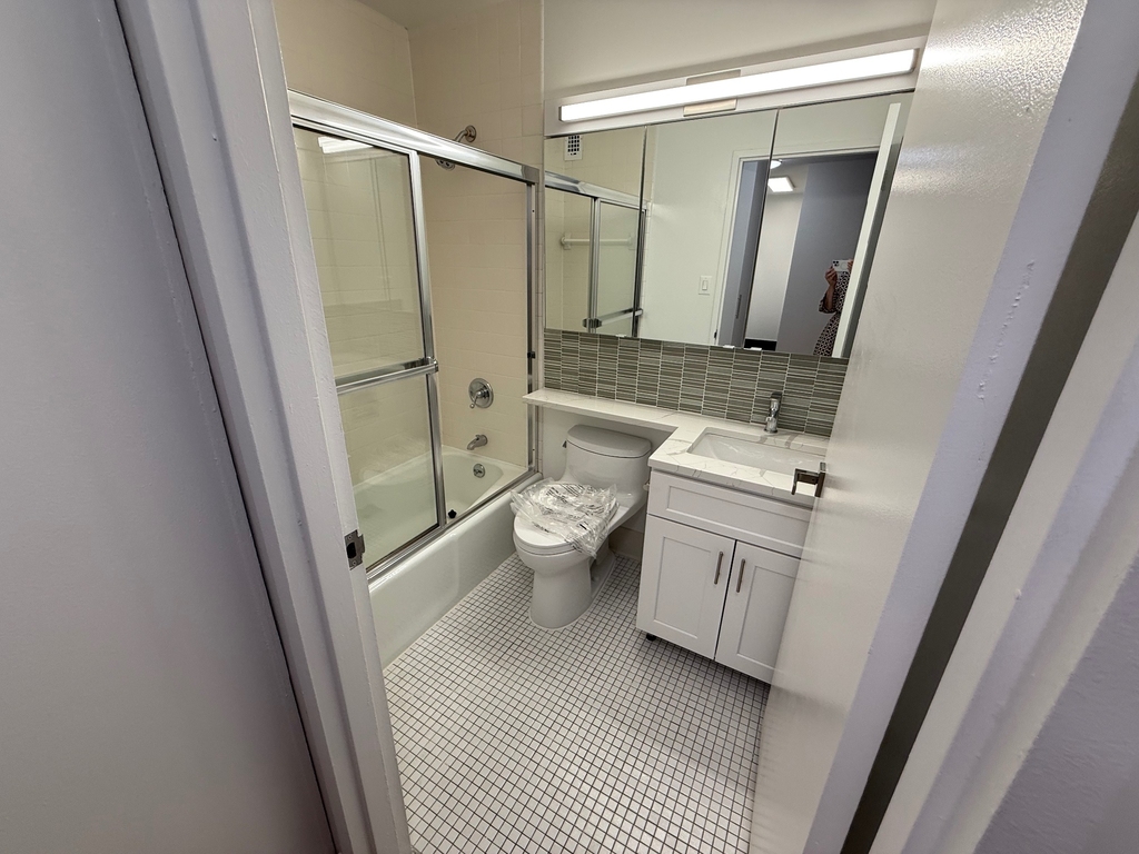 East 71th Street - Photo 5