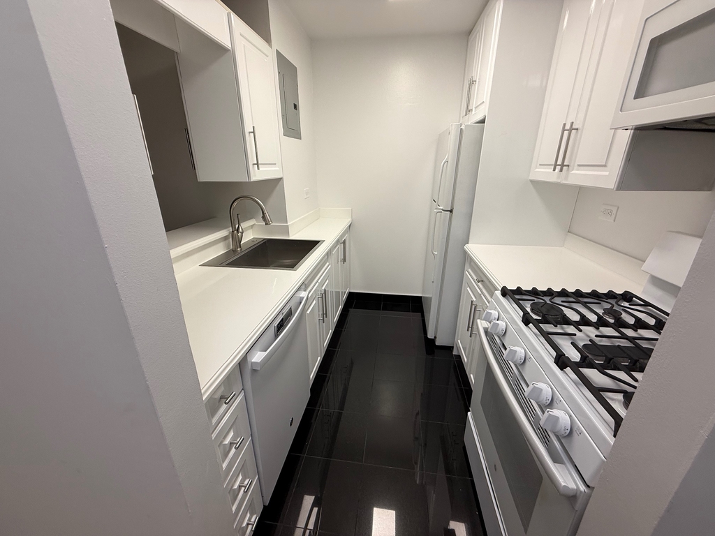East 71th Street - Photo 4