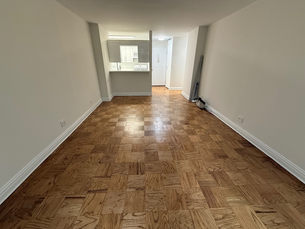 East 71th Street - Photo 3