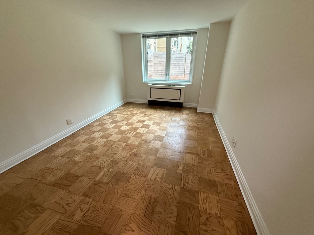 East 71th Street - Photo 6