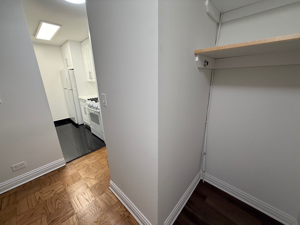 East 71th Street - Photo 9