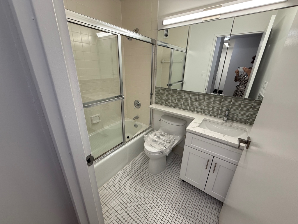 East 71th Street - Photo 8