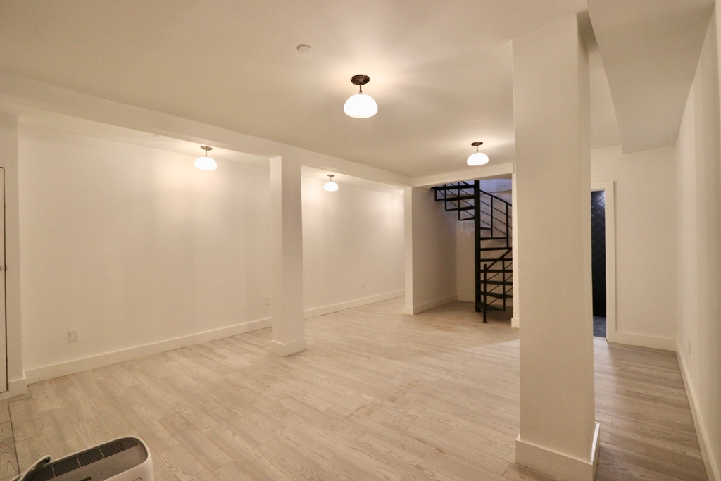 1114 Halsey Street - Photo 10