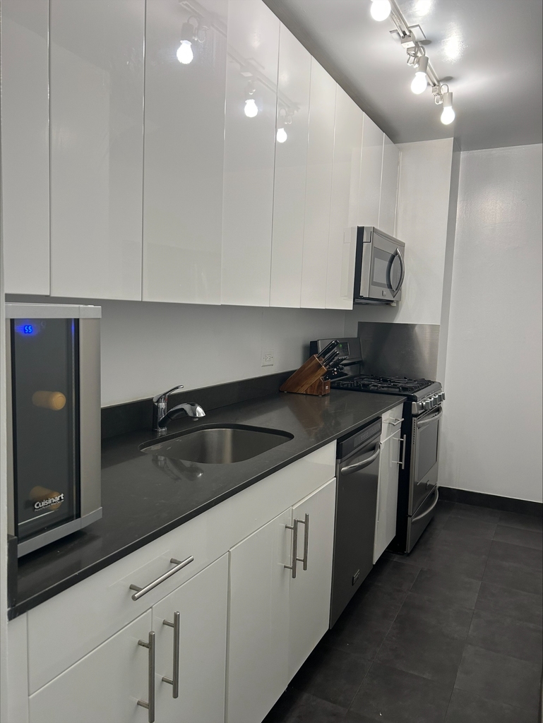 201 East 69th Street - Photo 3