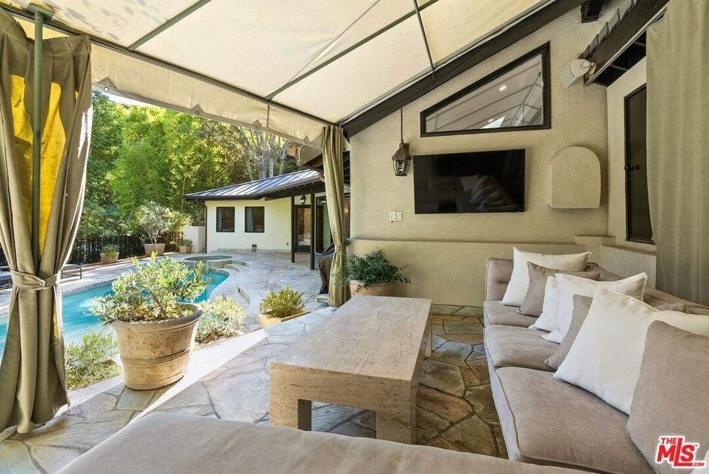 1615 Marmont Avenue - Photo 2