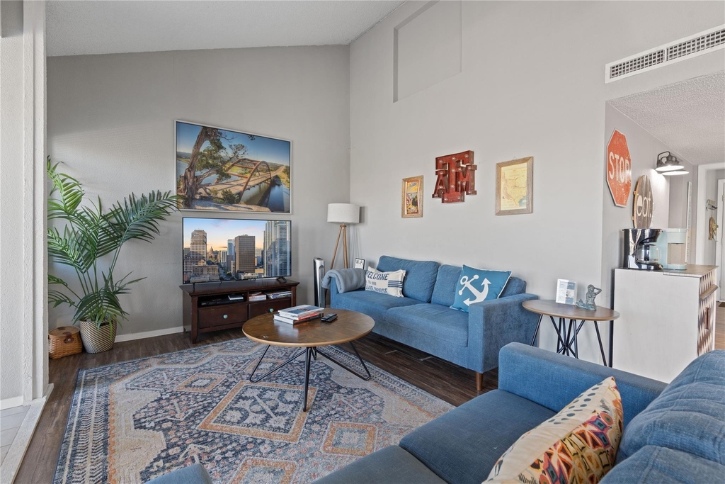 111 Comanche Pt - Photo 4
