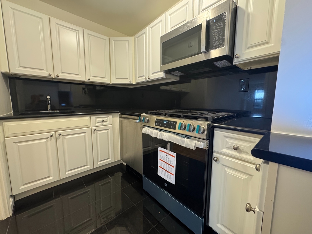 East 63rd Street - Photo 4
