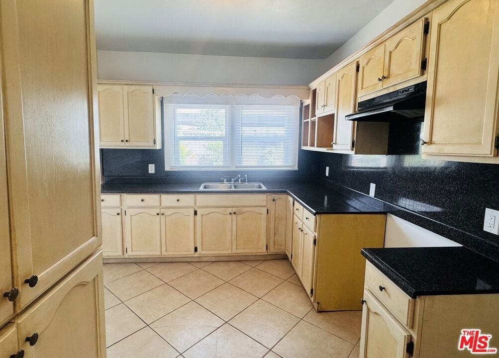 417 W 52nd Place - Photo 5