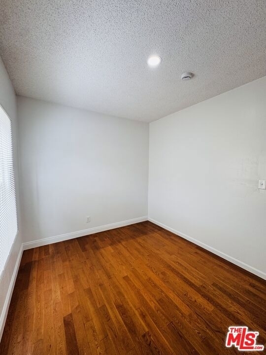 417 W 52nd Place - Photo 4