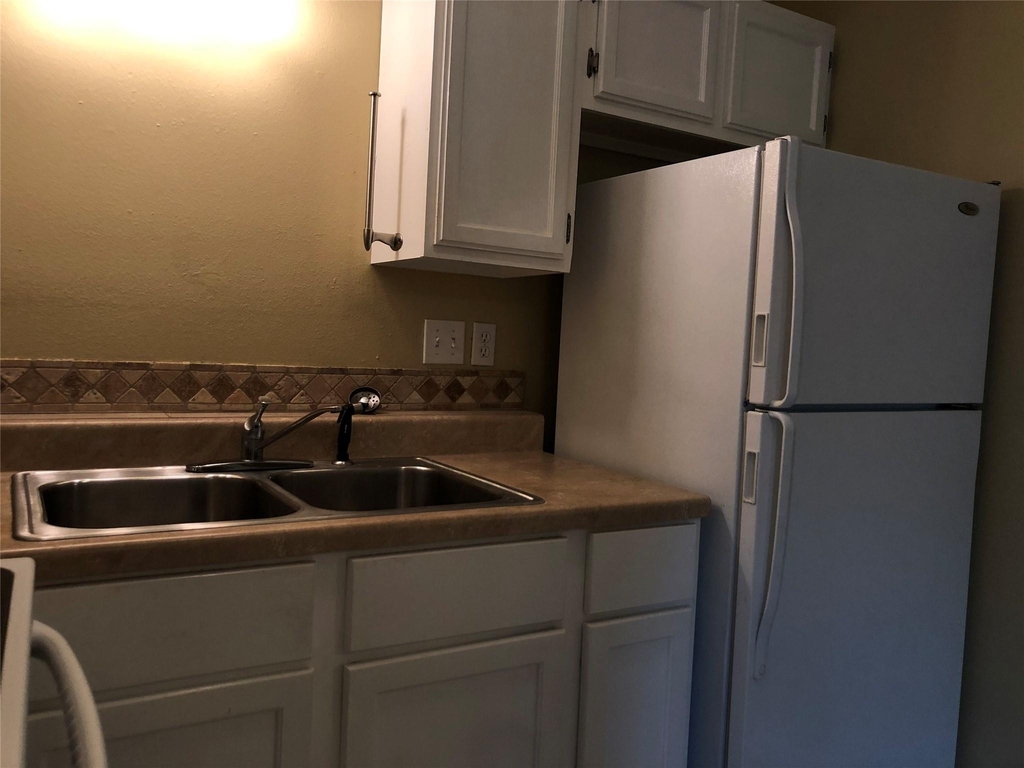 1000 W 26th St - Photo 0
