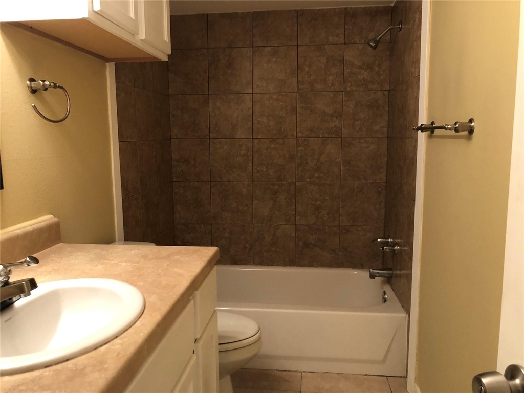 1000 W 26th St - Photo 1